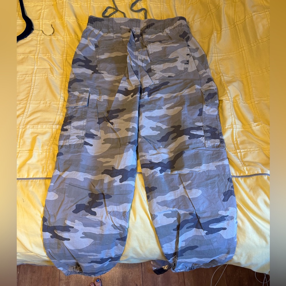 American Eagle Camo Cargo Pants - Picture 2 of 4
